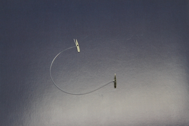 Abbildung: Perlonfaden mit 2 Splinten